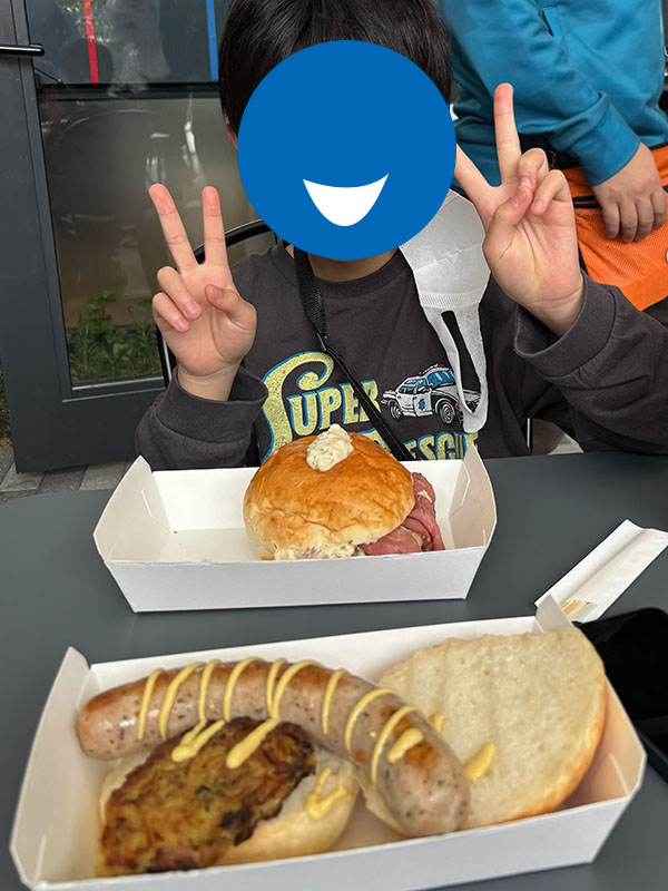 大阪万博 ルクセンブルク館 レストラン ルクセンブルクグリルソーセージと「クロンペレキッヒェルヘン」ルクセンブルク風ポテトフリッター、ローストヒーフのブリオッシュ